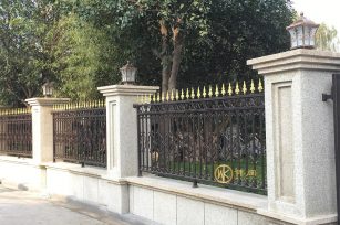 偉闊別墅庭院門(mén)圍欄樓梯——鐵藝圍墻欄桿多少錢(qián)一米？